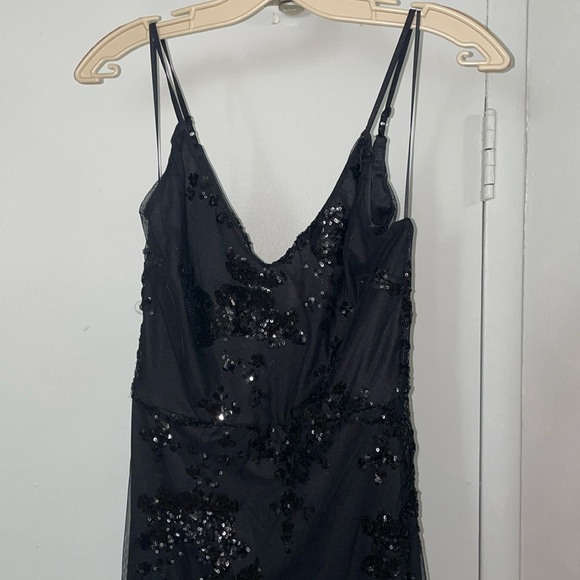 Sequence, black gown - Picture 1 of 7